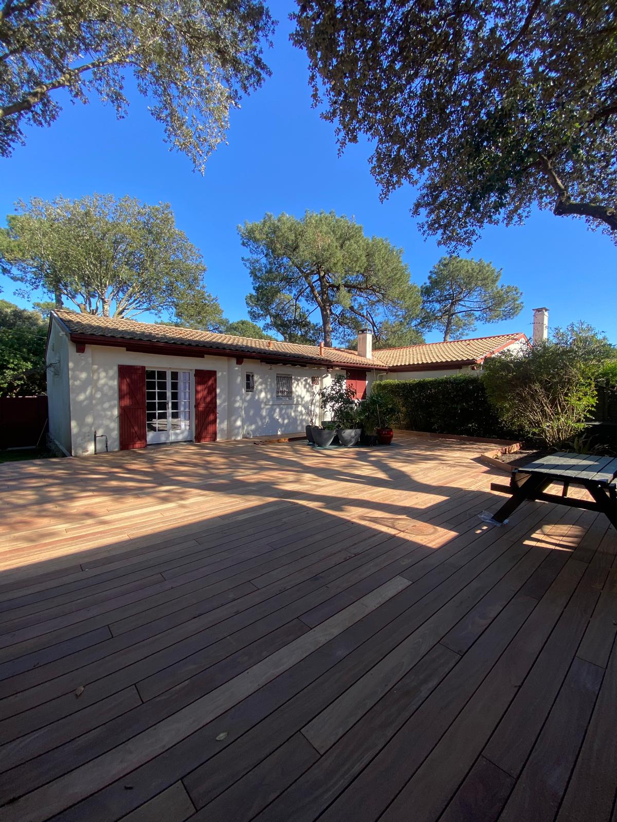 Grande terrasse bois realisee a Arcachon