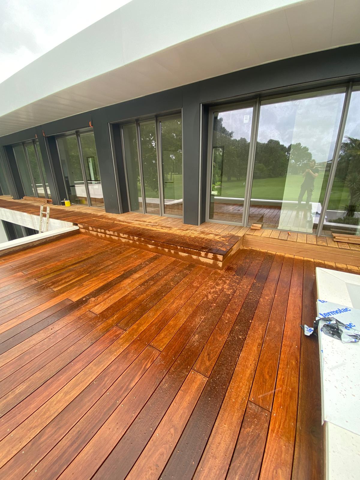 Terrasse bois realisee au Golf de Cauderan