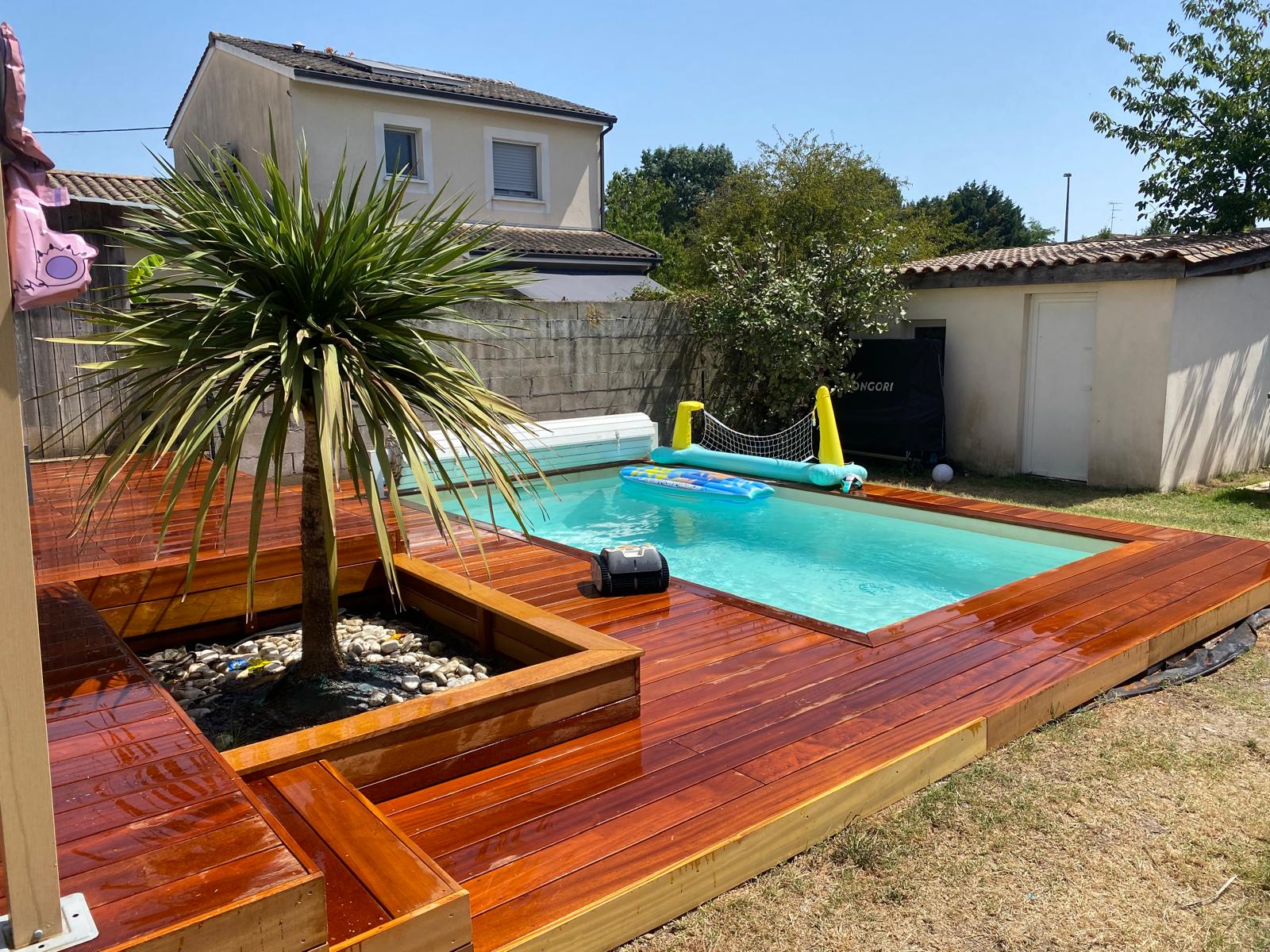 Terrasse bois autour d'une piscine à Eysines