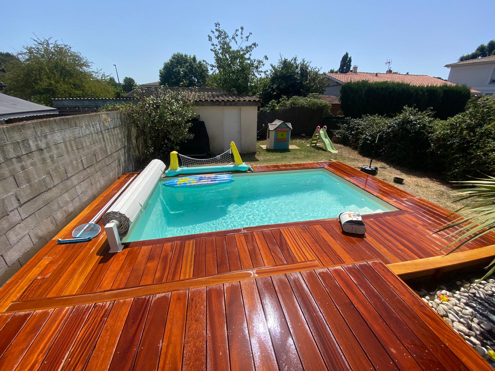 Terrasse bois autour d'un bassin avec détails de pose à Eysines