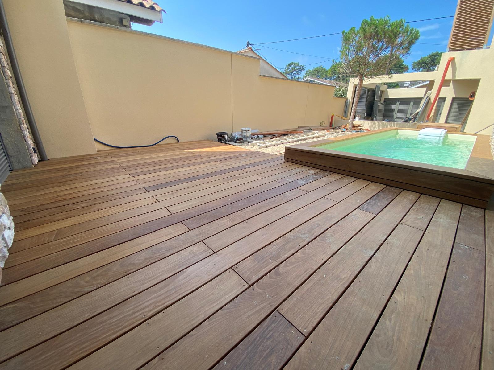 Terrasse bois autour d'une piscine réalisée à Lacanau